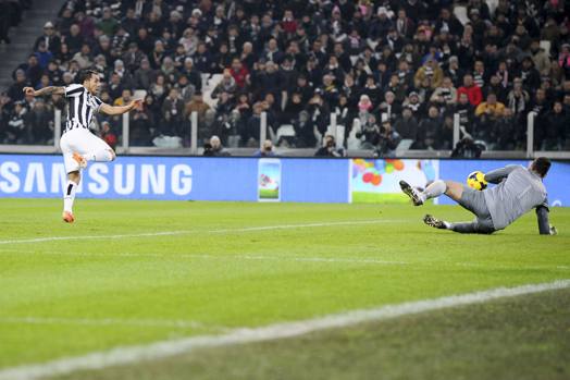 Il tentativo di Tevez neutralizzato da Handanovic. LaPresse